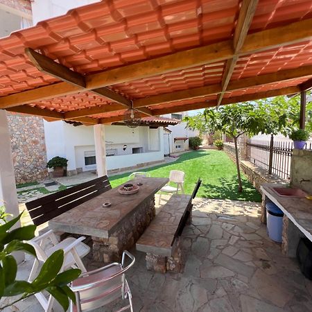 Apartment In Salamina With Garden & Sea View Selinia Dış mekan fotoğraf
