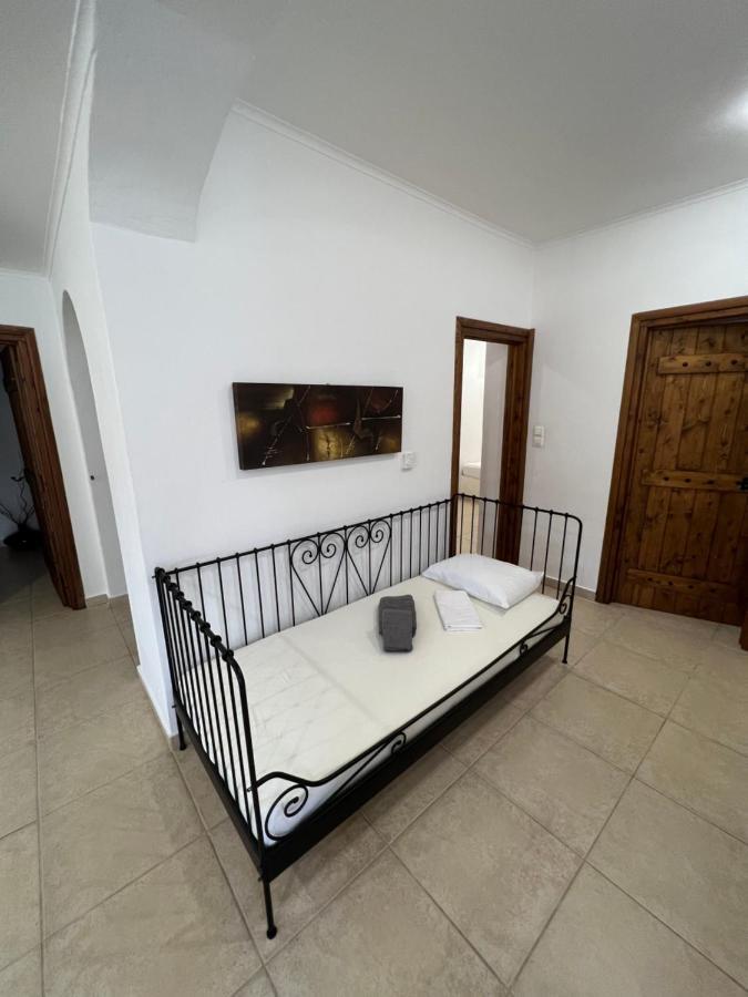 Apartment In Salamina With Garden & Sea View Selinia Dış mekan fotoğraf