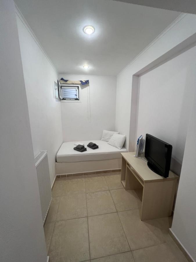 Apartment In Salamina With Garden & Sea View Selinia Dış mekan fotoğraf