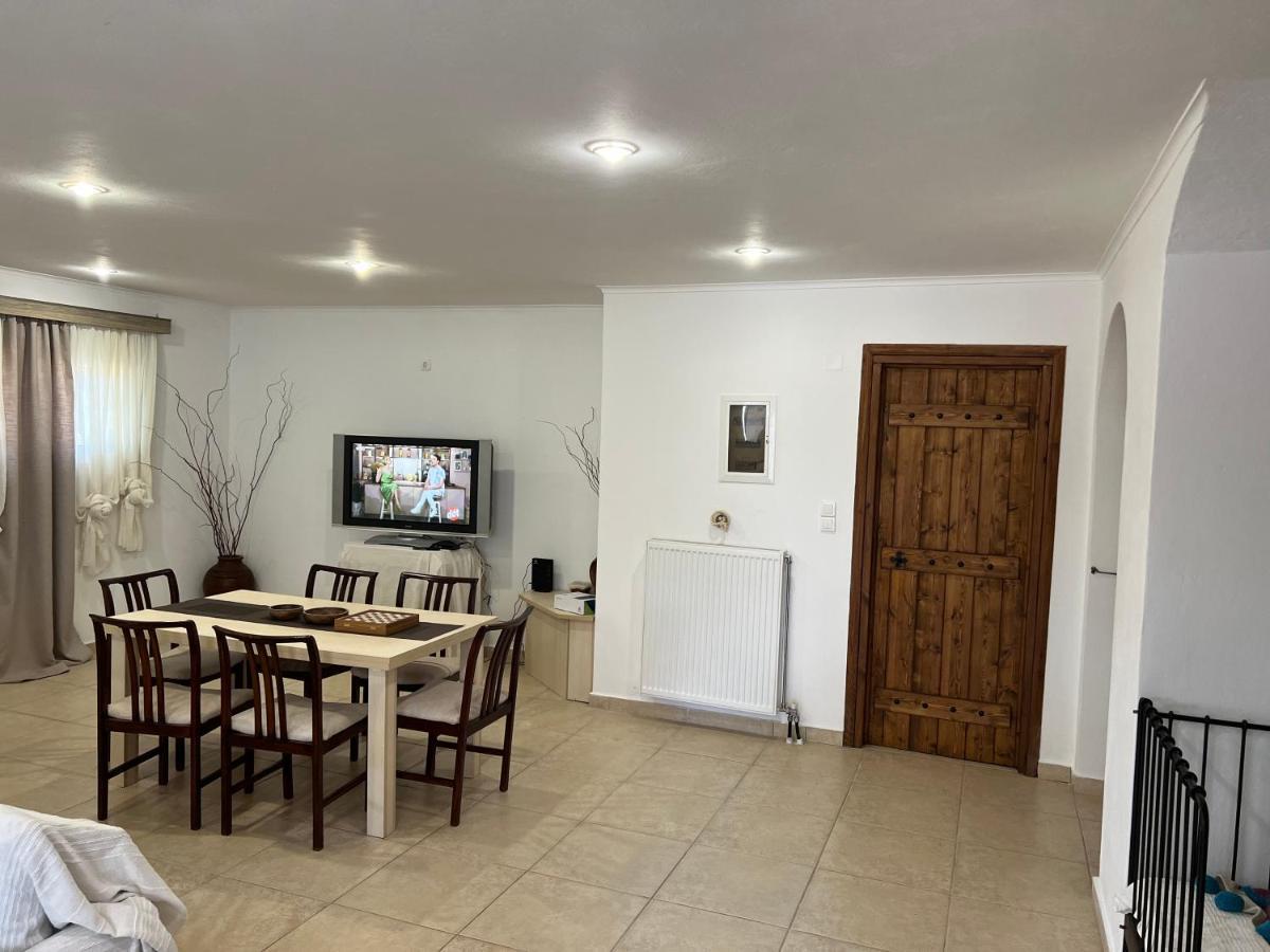 Apartment In Salamina With Garden & Sea View Selinia Dış mekan fotoğraf