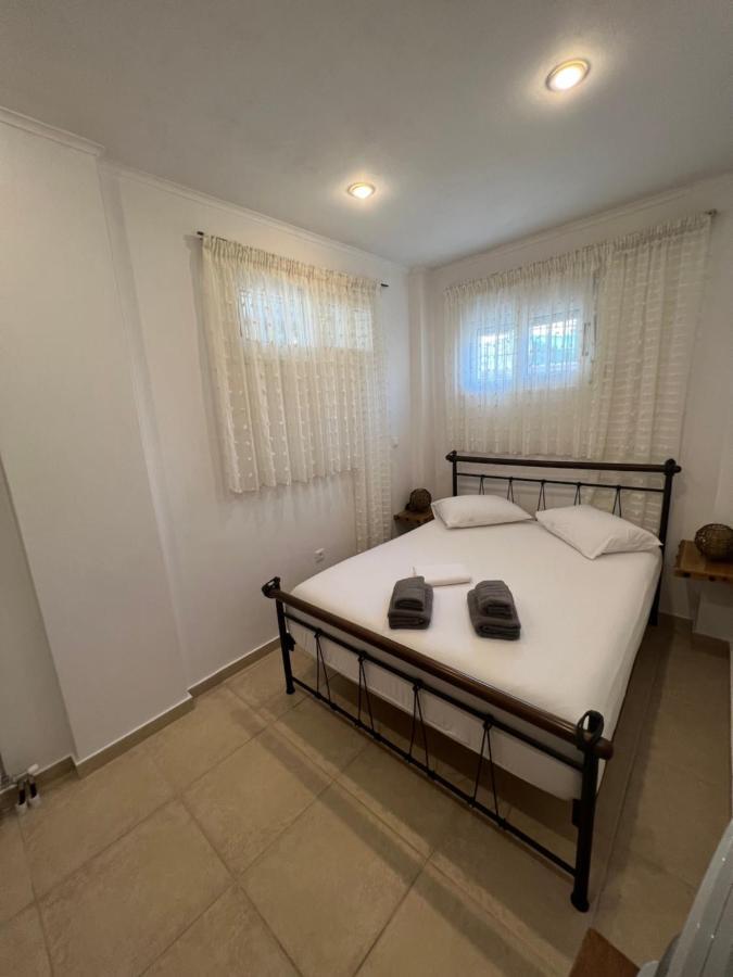 Apartment In Salamina With Garden & Sea View Selinia Dış mekan fotoğraf